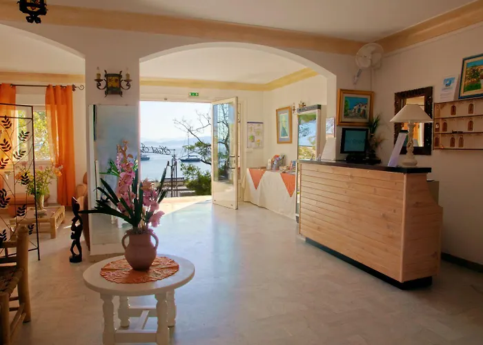 L'isula Rossa LʼÎle-Rousse